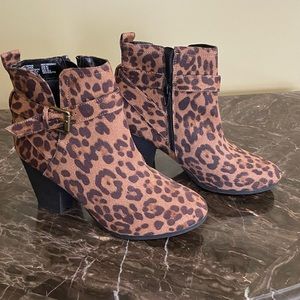 Leopard print booties NEW